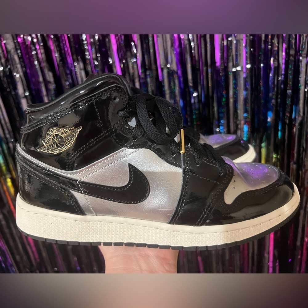 Jordan 1 mid se black metallic silver Big Kids size 6 women’s 7 1/2